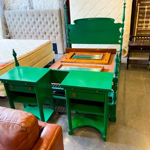 Sofá de Cuero Marrón y Mesa de Luz Verde Estilo Clásico - imagen 2