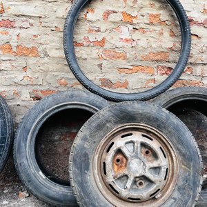 Lote de 3 Cubiertas: 2 para Auto y 1 para Moto con Llanta - imagen 3
