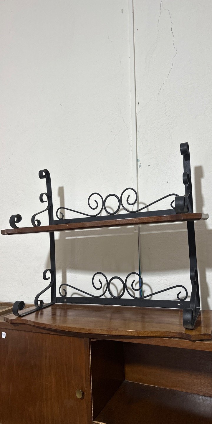 Lote anterior: Repisa de metal con diseño en espiral