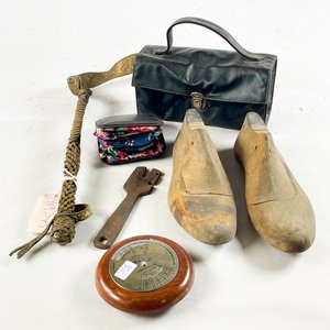 Lote anterior: Siete piezas, horma de zapatos, rebenque, herramienta, cartera