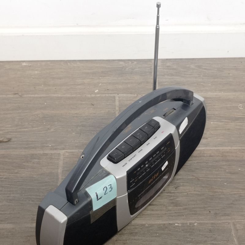 Radio AM y FM con pasa cassette marca "Elta" - imagen 3