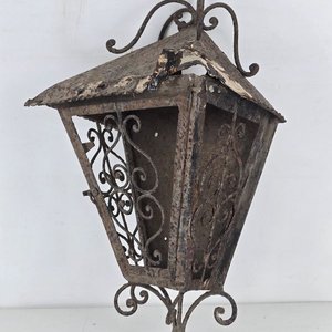 Antiguo Farol de Pared en Hierro Forjado con Detalles Ornamentales - imagen 2