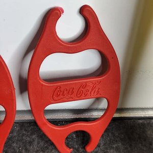 Dos sujetadores de plástico Coca-Cola rojos - imagen 2