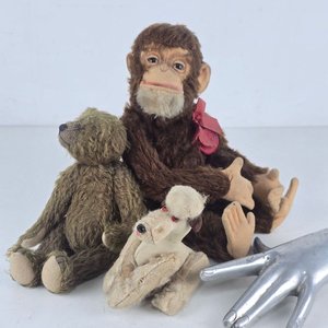 Lote siguiente: Lote de 3 Peluches Antiguos Coleccionables: Mono, Perro y Osito