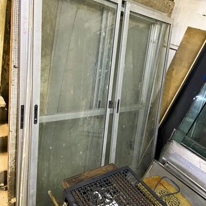 Dos Hojas de Puerta Ventanal de Aluminio y Vidrio Usadas - imagen 1