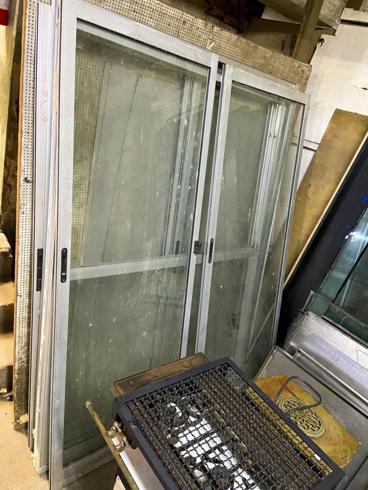 Dos Hojas de Puerta Ventanal de Aluminio y Vidrio Usadas