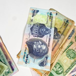 Lote de Billetes Varios: Uruguay, Portugal y Argentina - imagen 5