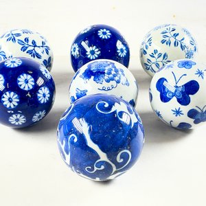 Lote anterior: Set de 7 Bolas Decorativas de Porcelana Blanca y Azul con Diseños Florales y Mariposas