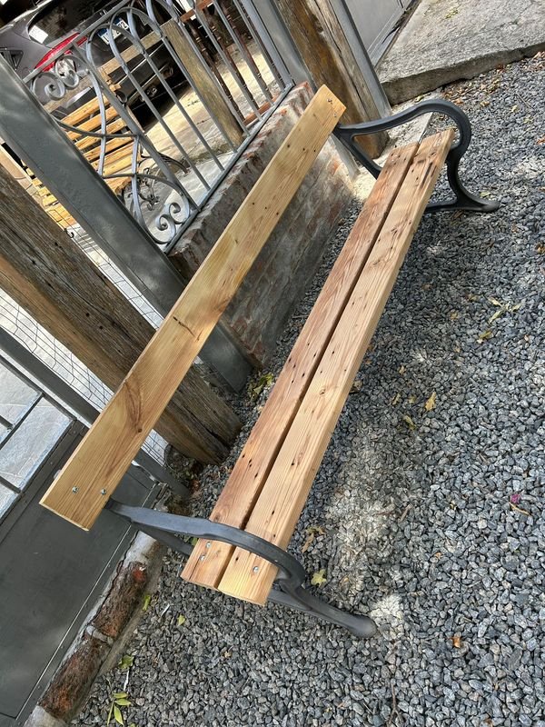 Banco de madera con diseño antiguo y estructura metálica - imagen 3