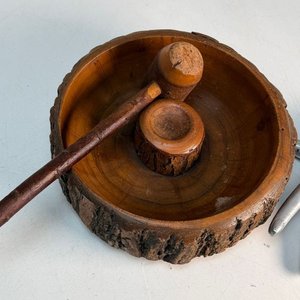 Cascanueces Rústico de Madera con Mazo - imagen 2