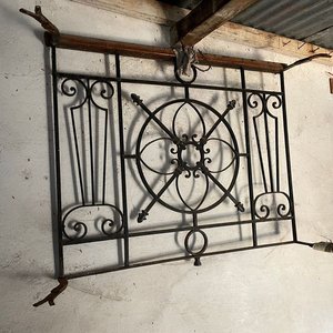 Reja de Balcón Antigua de Hierro Forjado con Diseño Ornamental - imagen 3