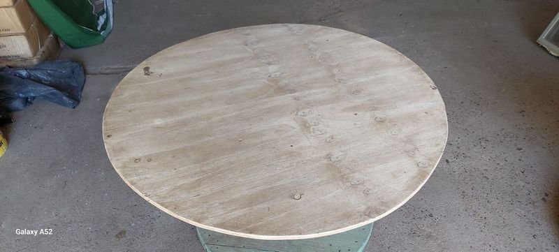 Mesa de carretel en madera con diseño colorido - imagen 2