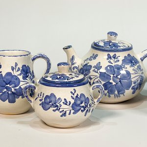 Juego de Té Cerámica Blanca y Azul con Flores - Tetera, Lechera, Azucarero, Mantequera, 6 Tazas y 6 Platillos - imagen 3