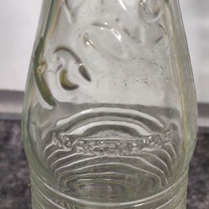 Dos Botellas Antiguas de Vidrio: Fanta y Crush - imagen 4