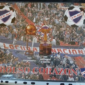 Lote anterior: Rompecabezas "Bolso Corazón" Club Nacional de Football - Copa Intercontinental y Libertadores
