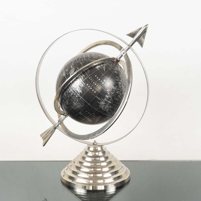 Globo terraqueo de metal con flecha y detalles - Medidas: 34x44cm
