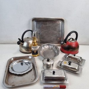 Conjunto de Cocina y Bazar en Metal: Teteras, Bandejas, Paneras y Salero - imagen 2