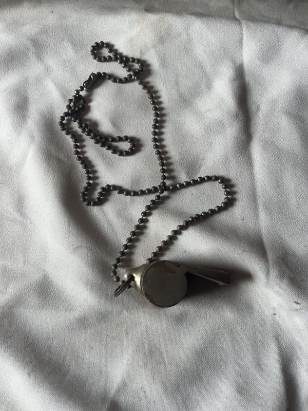 Silbato inglés marca Acme con cadena funcionando - imagen 2