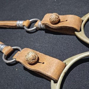 Estribos Sol de Metal Blanco con Tiras de Cuero y Detalles Trenzados - imagen 5