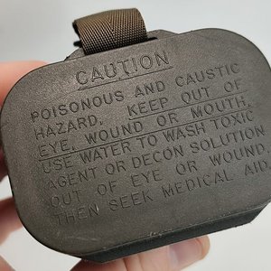 Estuche Plástico Militar para Kit de Descontaminación Máscara M17 - imagen 3