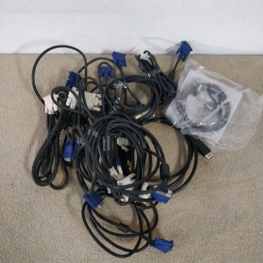 Lote siguiente: Cajas de cables VGA en buen estado