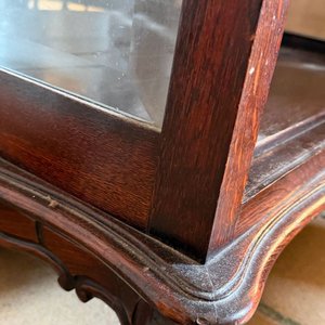 Vitrina Antigua de Roble con Detalles Tallados y Estantes de Cristal - imagen 5