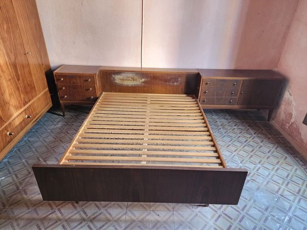 Cama Dos Plazas con Mesa de Luz y Cómoda Incorporadas