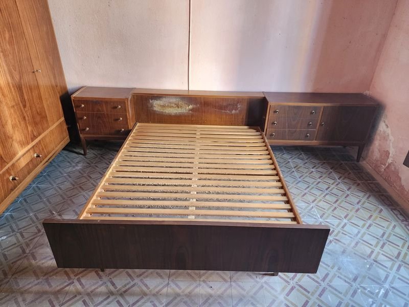 Cama Dos Plazas con Mesa de Luz y Cómoda Incorporadas