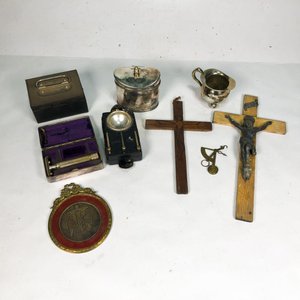 Lote de Adornos Religiosos y Objetos Vintage: Cruz, Caja Alhajera, Jarrita y Más - imagen 1