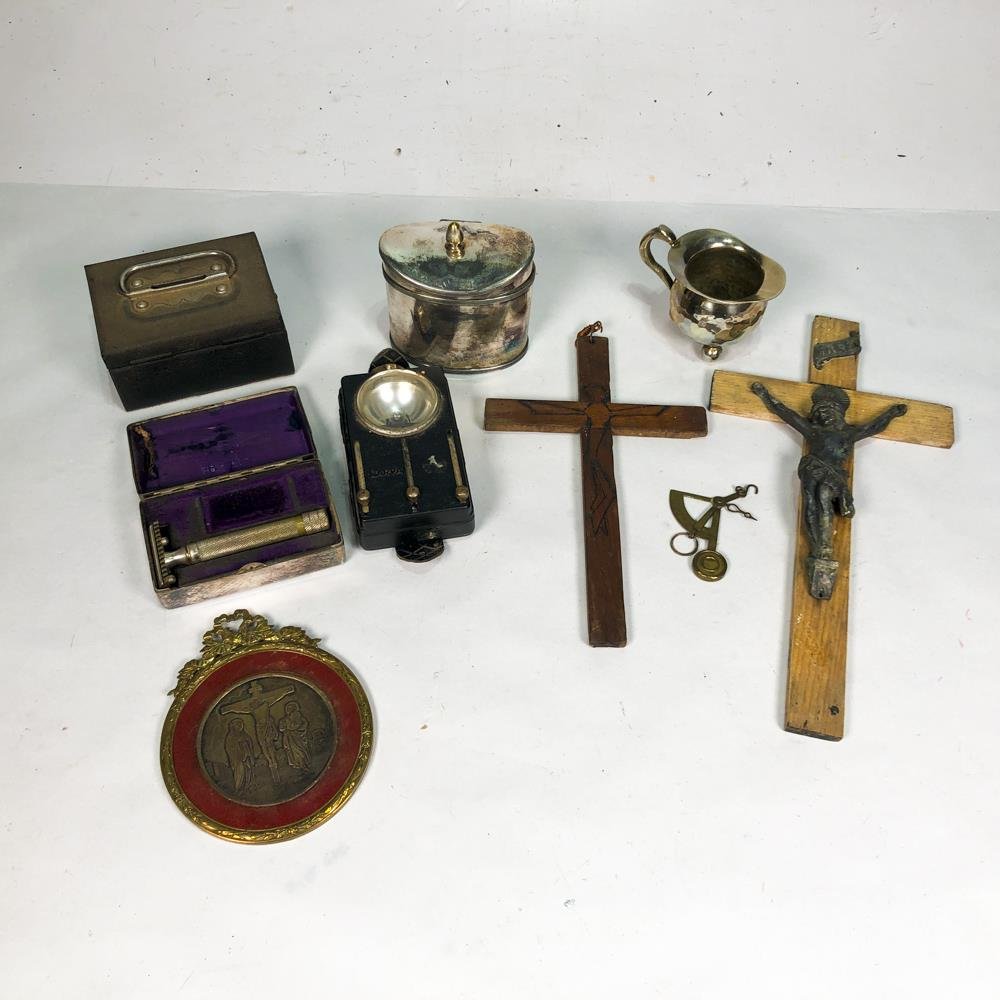Lote de Adornos Religiosos y Objetos Vintage: Cruz, Caja Alhajera, Jarrita y Más