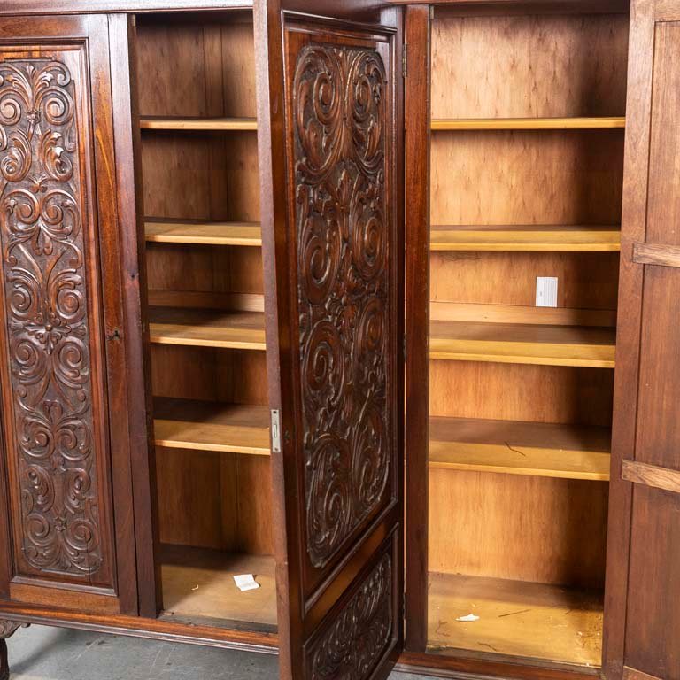 Biblioteca reina Ana, tres puertas con frentes tallados - imagen 3