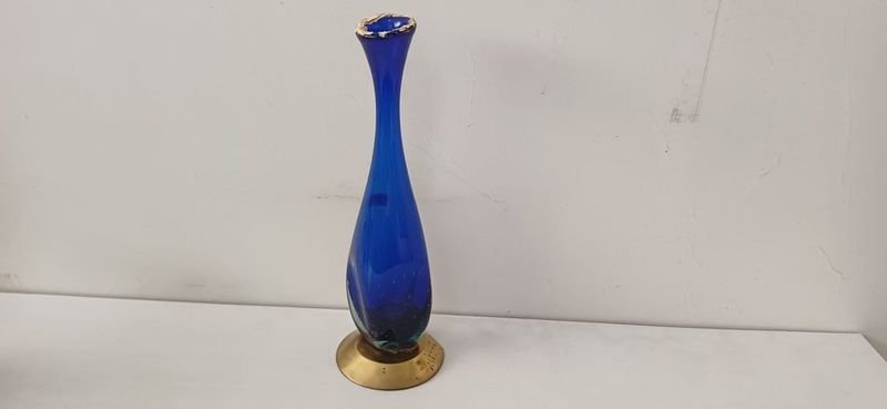 Florero de vidrio azul con base de bronce - imagen 2