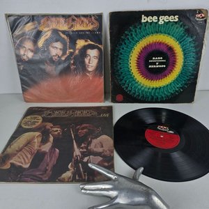 Lote siguiente: Selección de Vinilos Bee Gees: "Spirits Having Flown" y "Here At Last... Live"