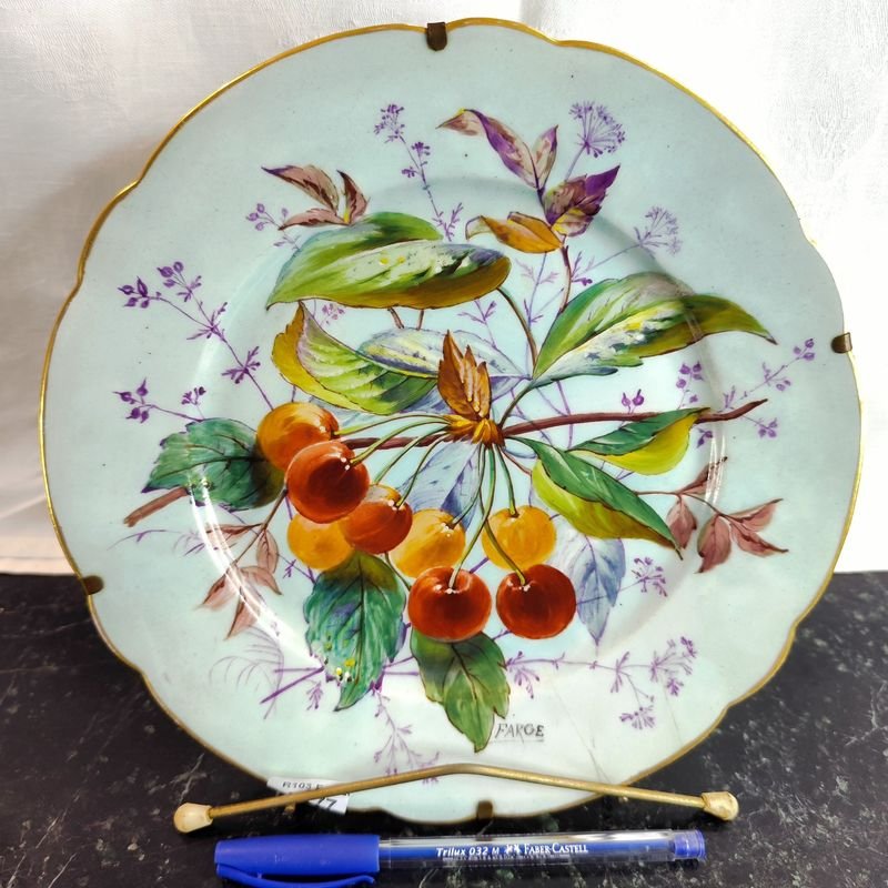 Lote siguiente: Plato de porcelana en tonos turquesa con diseño frutal firmado FARGE