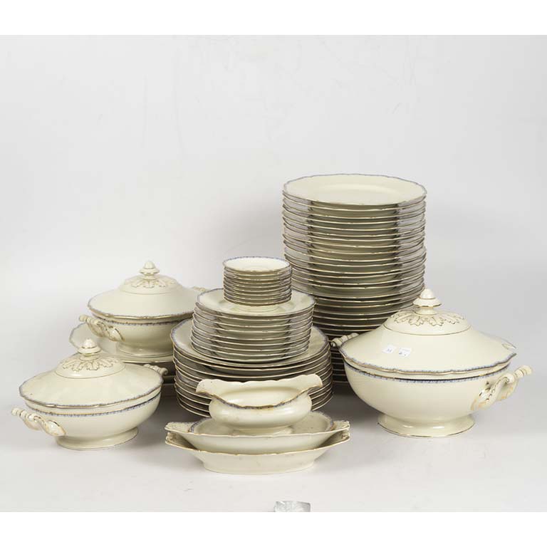 77 Piezas de porcelana alemana fondo celeste guarda azul y dorada.  - Medidas: Plato llano 26cm