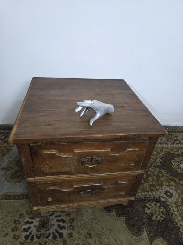 Lote anterior: Antigua cajonera de madera con detalles de plata