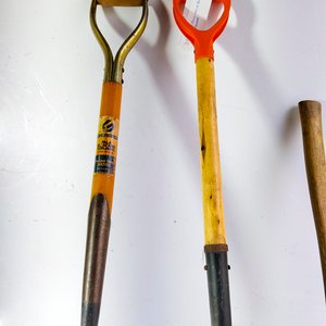 Lote de Herramientas: 2 Palas, Hacha y Llaves de Bujía - imagen 6