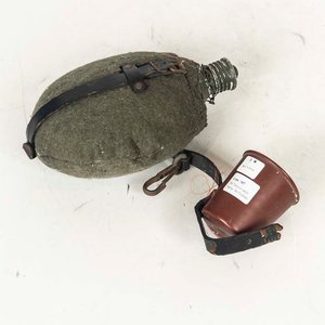 Lote anterior: Cantimplora Militar de Metal con Jarrito y Correa de Cuero
