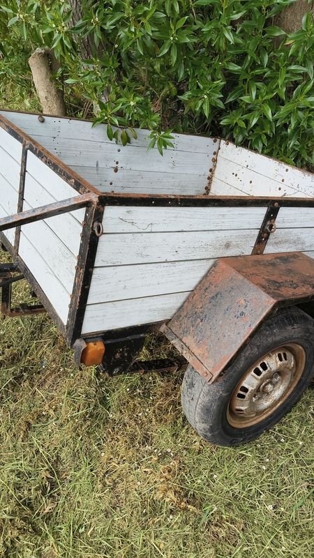 Tráiler de Carga Pequeño con Laterales de Madera