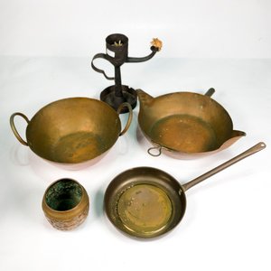 Lote siguiente: Lote de Ollas de Cobre y Bronce con Candeleros Vintage