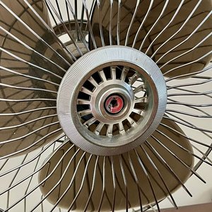 Ventilador Vintage de Metal con Base y Soporte para Colgar - imagen 2