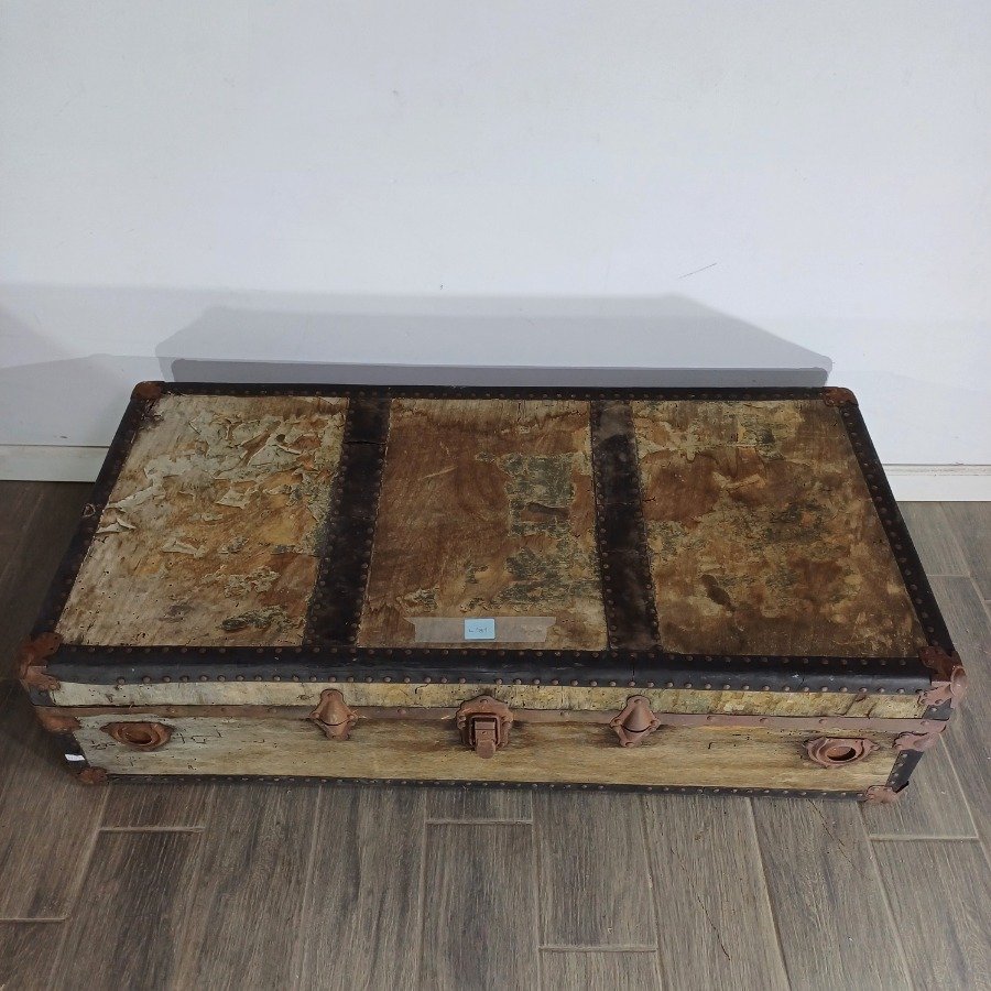 Baúl de madera con herrajes y rastros de polillas - imagen 7