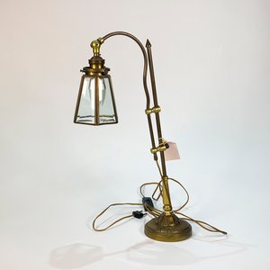 Lote anterior: Lámpara de Bronce con Pie Regulable y Pantalla Hexagonal de Vidrio Biselado