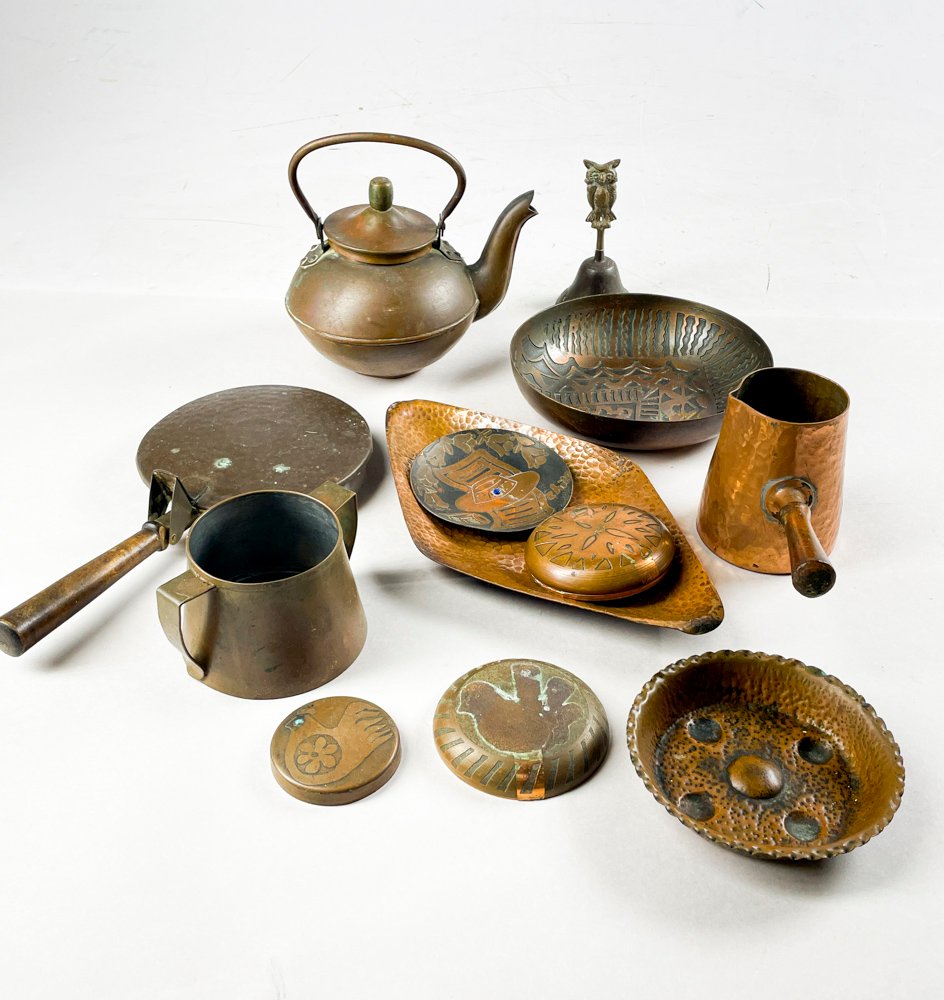 Lote anterior: Doce piezas en cobre y bronce, campanilla, caldera, centro
