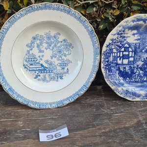 Tres Platos Decorativos de Loza Azul y Blanca con Escenas Tradicionales - imagen 3