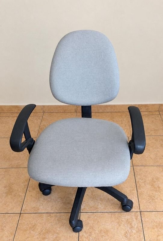 Silla de Escritorio Tapizada en Tela Gris con Brazos y Ruedas