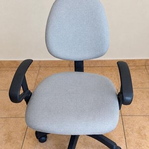 Silla de Escritorio Tapizada en Tela Gris con Brazos y Ruedas - imagen 1