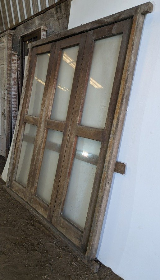 Puerta de madera con tres hojas batientes y marco - imagen 7