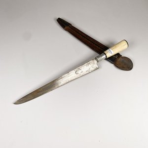 Lote anterior: Cuchillo de Acero al Carbono Jinete con Cabo de Guampa y Vaina, 29 cm