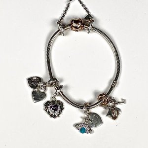 Pulsera Pandora Plata 925 con Dijes Corazón, Abeja y Llave - imagen 1